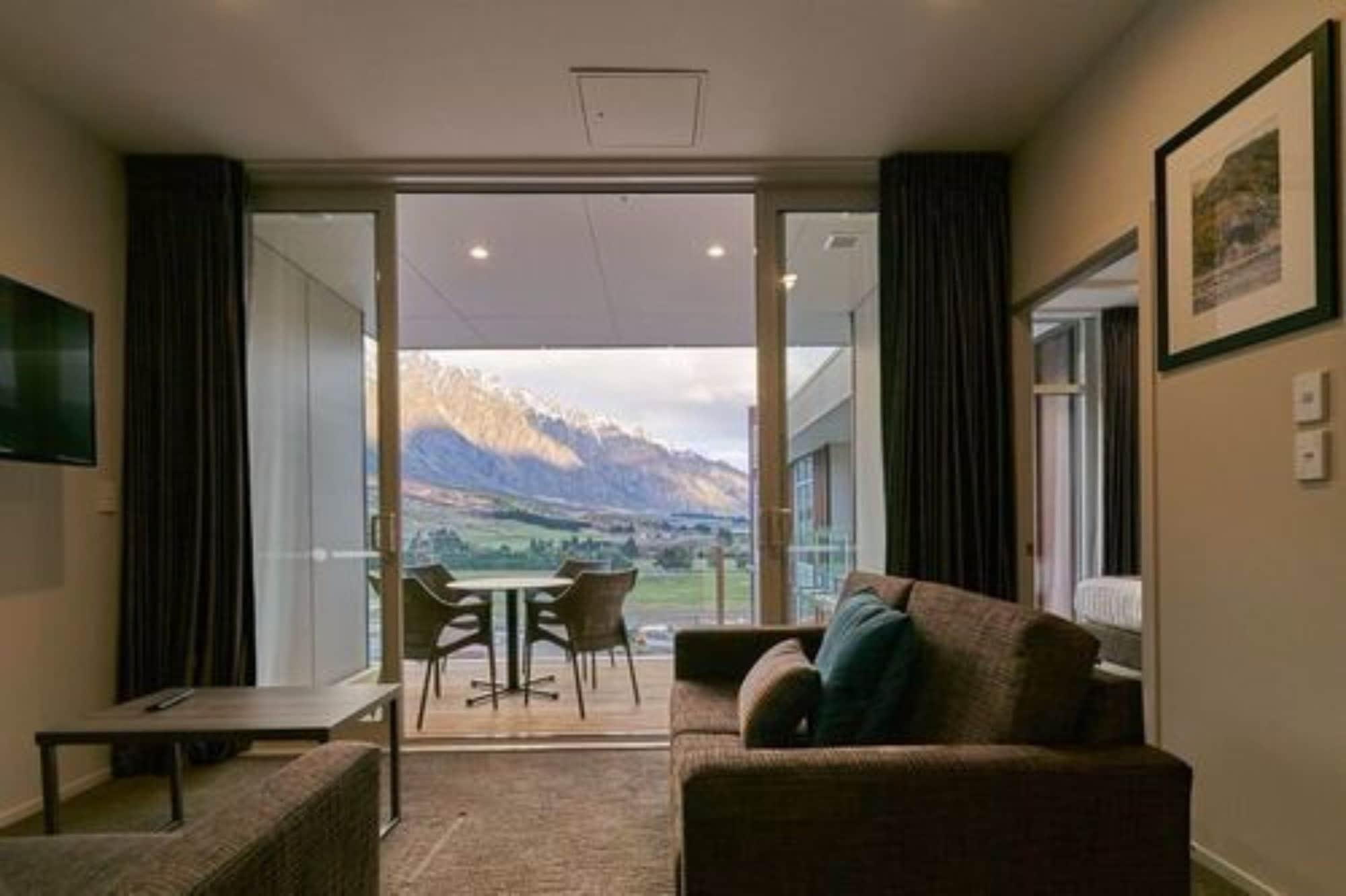 Ramada Suites By Wyndham Queenstown Remarkables Park Buitenkant foto