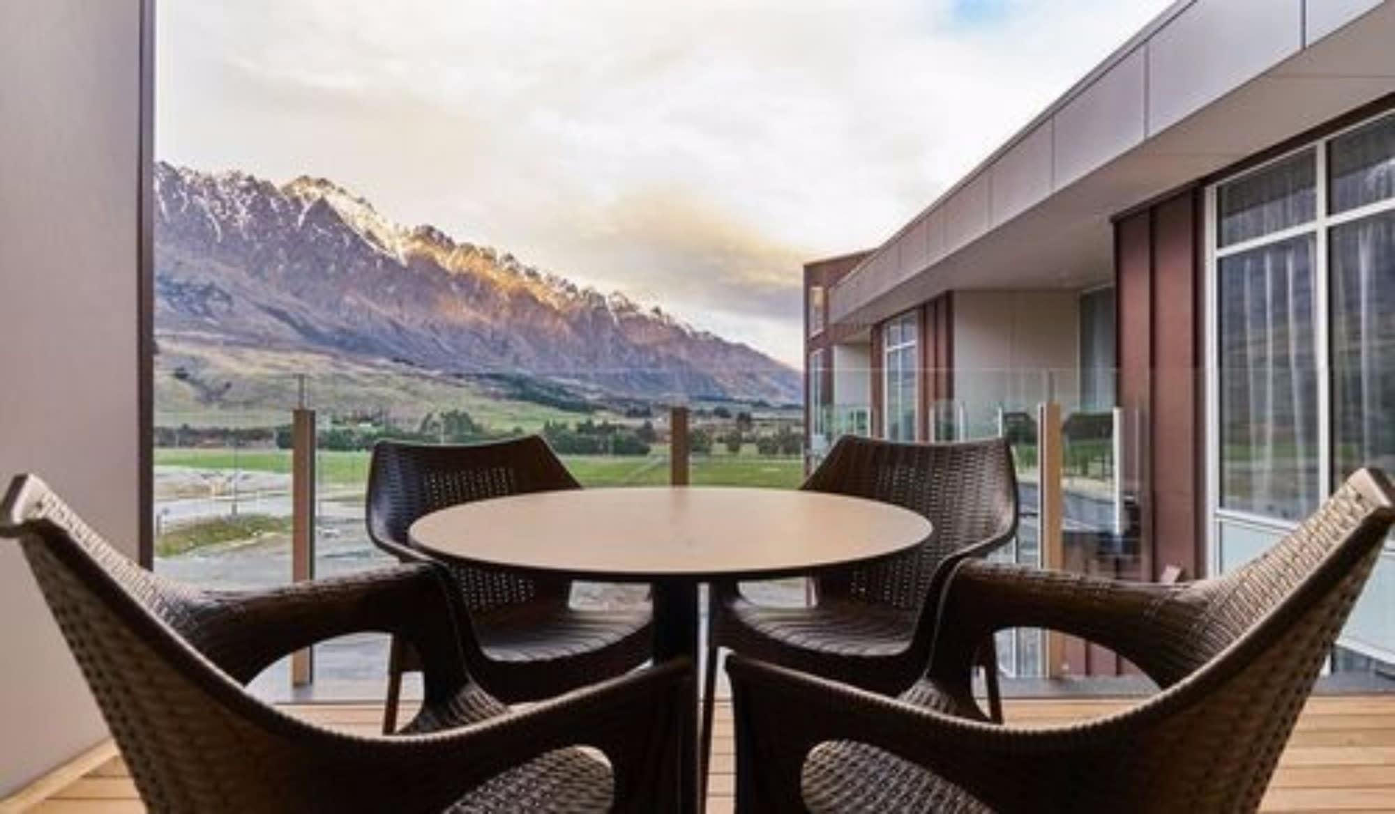 Ramada Suites By Wyndham Queenstown Remarkables Park Buitenkant foto