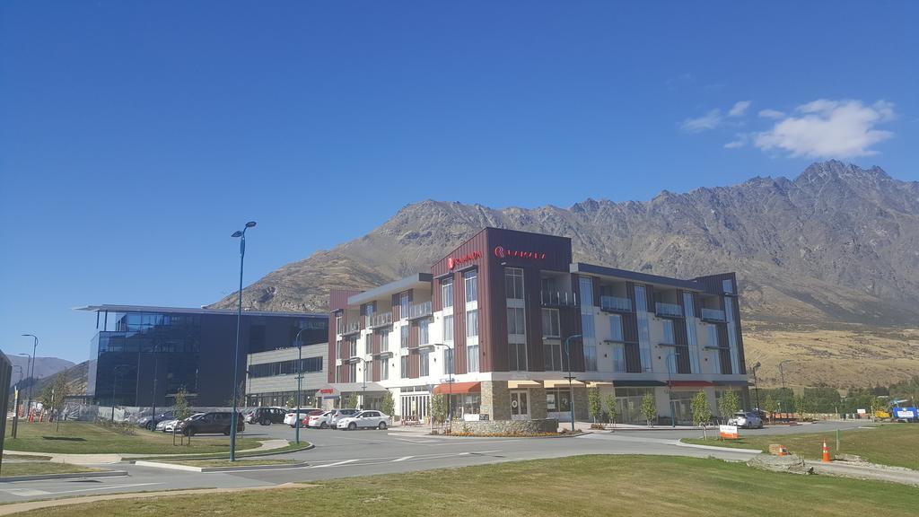 Ramada Suites By Wyndham Queenstown Remarkables Park Buitenkant foto