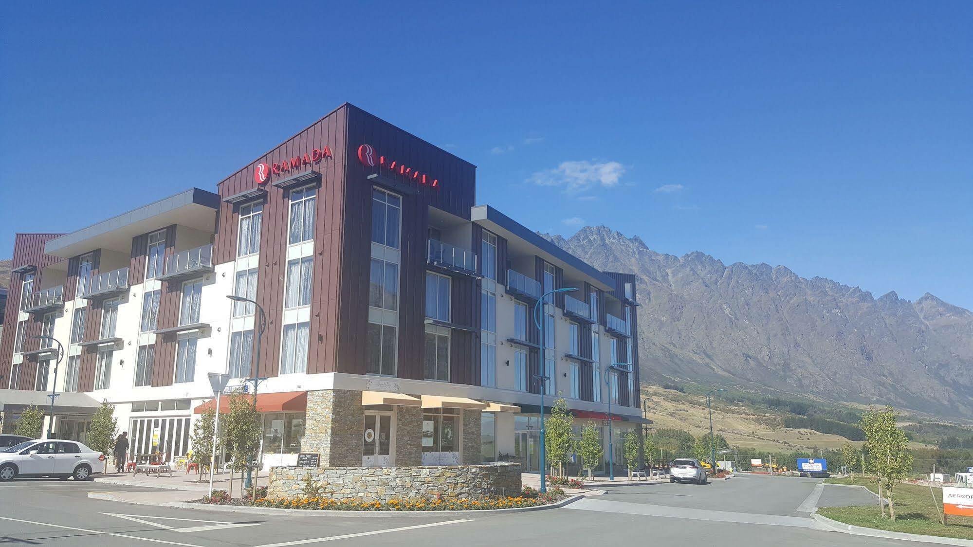 Ramada Suites By Wyndham Queenstown Remarkables Park Buitenkant foto